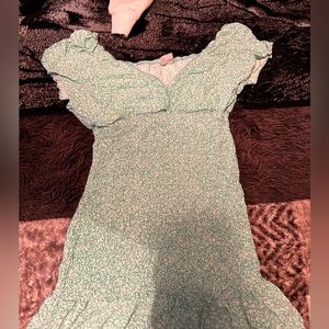 Stretchy in the middle it’s cute but the pictures don’t do I lt any justice